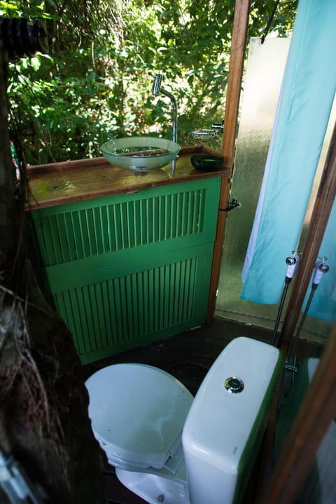 Tree House | Bathroom | Shower, towels, soap