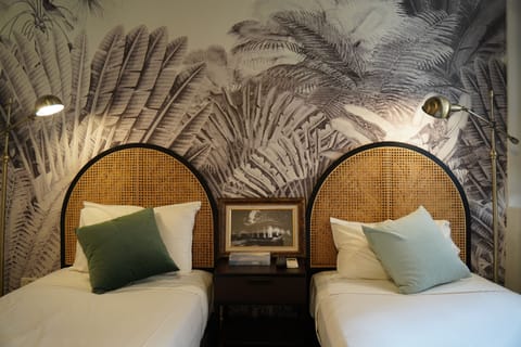 Signature Room | Minibar, in-room safe, iron/ironing board (on request), WiFi (free)