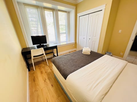 Comfort Double Room, 1 Queen Bed, Shared Bathroom | Desk, free WiFi, bed sheets