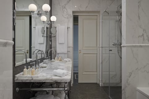 Deluxe Suite, Sea View | Bathroom | Combined shower/tub, free toiletries, hair dryer, bathrobes