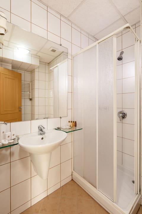 Shower, free toiletries, hair dryer, towels