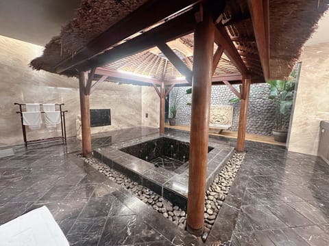 Double Room (RESPLENDENT) | Bathroom | Separate tub and shower, jetted tub, rainfall showerhead