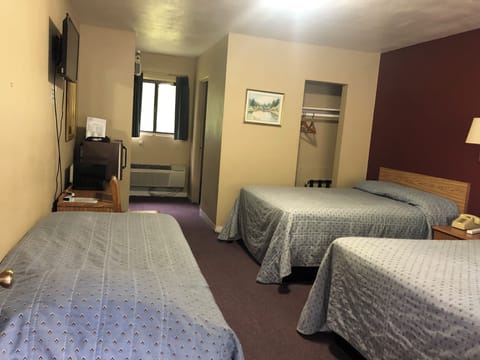 Triple Room, Multiple Beds, Non Smoking | Free WiFi, bed sheets