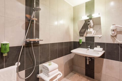 Shower, hydromassage showerhead, free toiletries, hair dryer