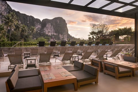 Breakfast, lunch and dinner served