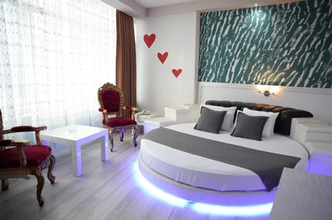 Honeymoon Suite | Minibar, in-room safe, desk, free cribs/infant beds