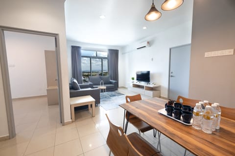 Deluxe 3 Bedroom Apartment | In-room dining