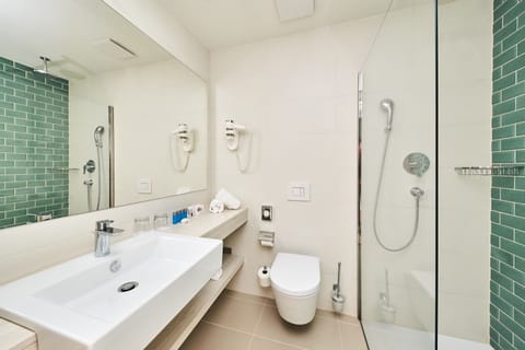 Shower, free toiletries, hair dryer, towels