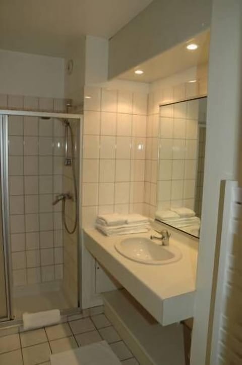 Shower, free toiletries, hair dryer, towels