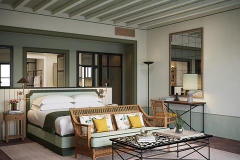 Junior Suite | Minibar, in-room safe, individually decorated, individually furnished