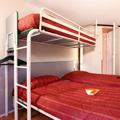 Standard Room, 3 Twin Beds | Desk, blackout drapes, free WiFi, bed sheets