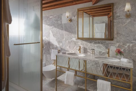 Presidential Suite | Bathroom | Combined shower/tub, free toiletries, hair dryer, bathrobes