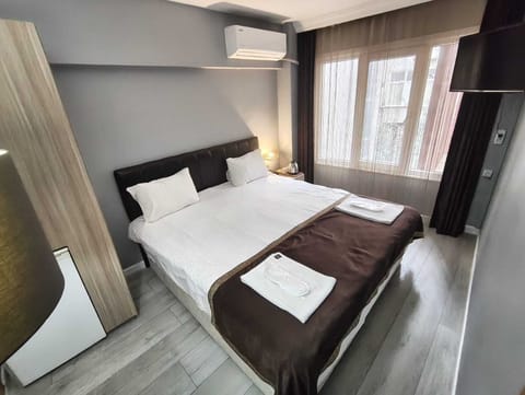 Junior Suite | 1 bedroom, in-room safe, desk, soundproofing