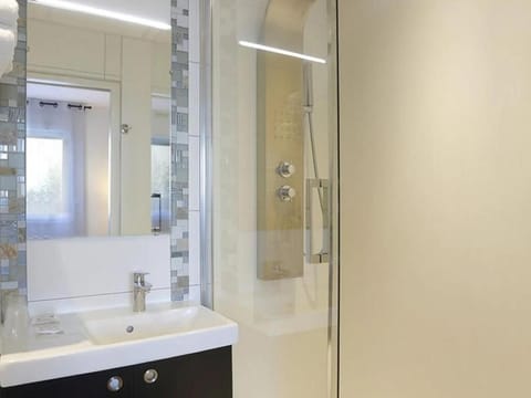 Double or Twin Room (Elégance 1 ou 2 personnes) | Bathroom | Hydromassage showerhead, hair dryer, towels