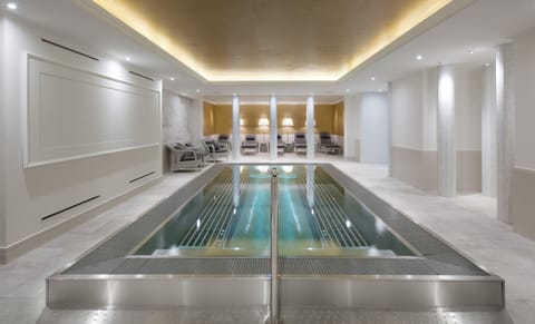 Indoor spa tub