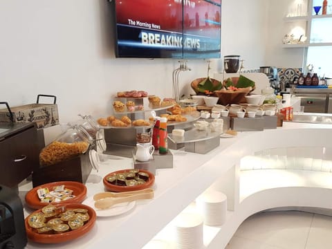 4 restaurants; lunch, dinner, and brunch served