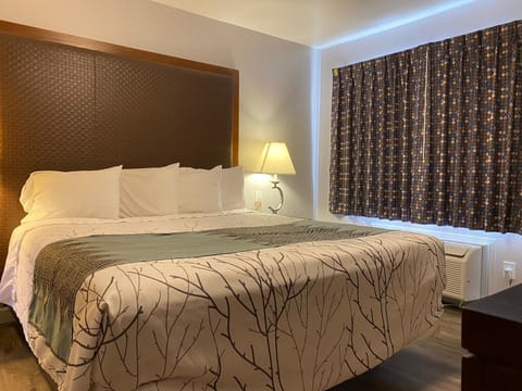 Standard Room, 1 King Bed | Desk, free WiFi, bed sheets, wheelchair access