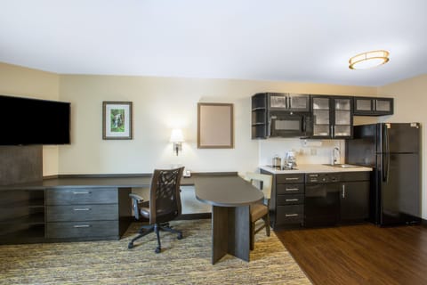 Studio Suite, 1 Queen Bed | Desk, iron/ironing board, free cribs/infant beds, rollaway beds