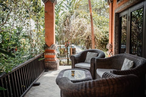 Garden Suite, 1 Bedroom | Minibar, in-room safe, desk, iron/ironing board