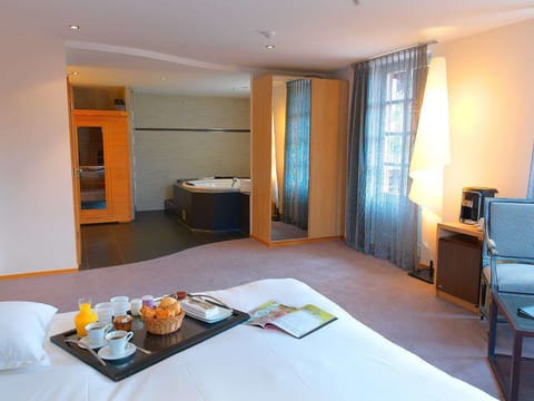 Deluxe Double Room (Cheval Blanc) | Minibar, in-room safe, desk, soundproofing