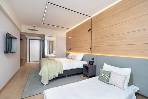 Classic room with balcony, Park side - extra bed | Minibar, in-room safe, desk, free WiFi