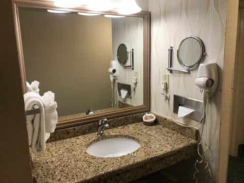 Combined shower/tub, hair dryer, towels