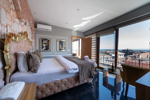King Suite | Living area | LCD TV