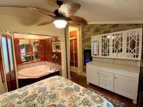 Sunshine Room – Queen | In-room safe, individually decorated, individually furnished