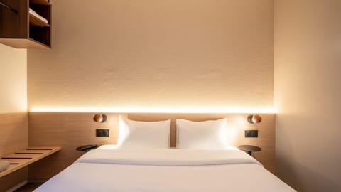 Standard Room, 1 Queen Bed with Sofa bed | Premium bedding, desk, laptop workspace, blackout drapes