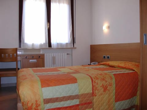 Single Room | In-room safe, desk, free WiFi