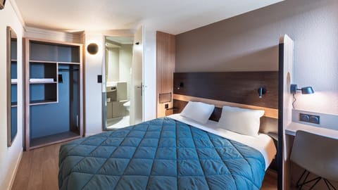 Standard Room, 1 Queen Bed | Desk, blackout drapes, free WiFi, bed sheets