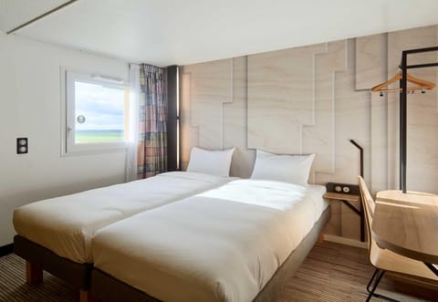 Twin Room, Non Smoking | Desk, blackout drapes, soundproofing, WiFi (free)