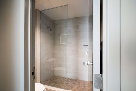 Deluxe Room, 1 King Bed | Bathroom shower