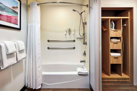 Combined shower/tub, free toiletries, hair dryer, towels