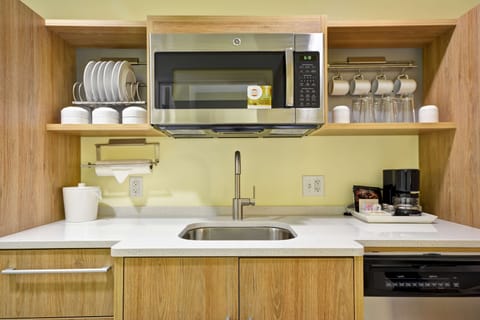 Full-size fridge, microwave, dishwasher, coffee/tea maker