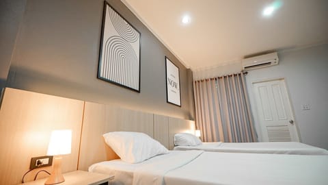 Deluxe Room | Desk, free WiFi