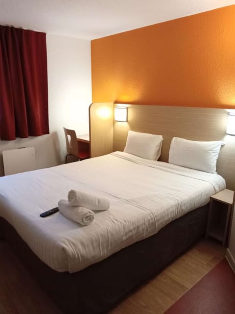 Standard Room, 1 Double Bed | Laptop workspace, free cribs/infant beds, free WiFi, bed sheets