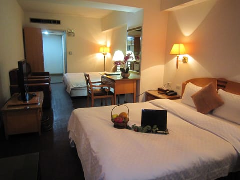 Deluxe Quadruple Room | In-room safe, desk, blackout drapes, soundproofing