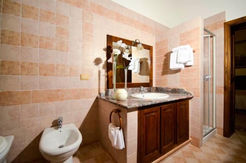 Double Room | Bathroom | Shower, free toiletries, hair dryer, bidet