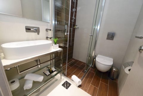 Shower, free toiletries, hair dryer, towels