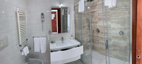 JUNIOR SUITE VASCA IDRO VISTA MARE | Bathroom | Shower, free toiletries, hair dryer, bidet