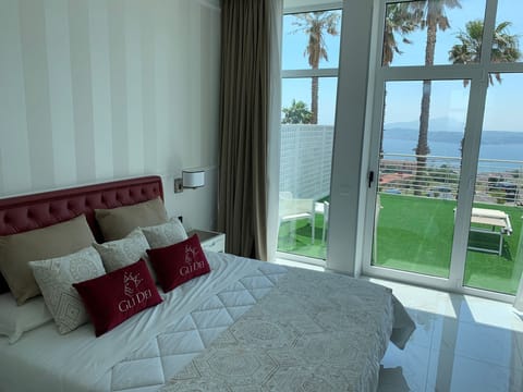 JUNIOR SUITE VASCA IDRO VISTA MARE | Hypo-allergenic bedding, minibar, in-room safe, desk