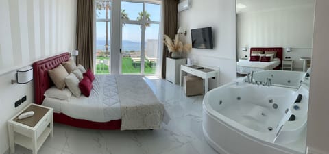 JUNIOR SUITE VASCA IDRO VISTA MARE | Hypo-allergenic bedding, minibar, in-room safe, desk