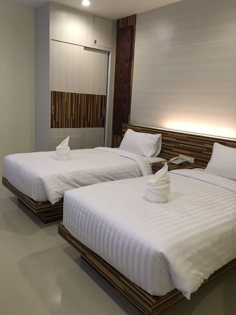 Deluxe Twin Room | Desk, free WiFi