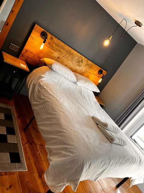 Double Room, Ensuite (Graphite/ Amber) | Individually decorated, laptop workspace, blackout drapes