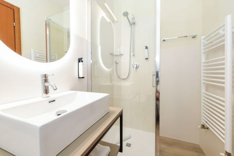 Executive Double Room | Bathroom | Shower, free toiletries, hair dryer, bidet