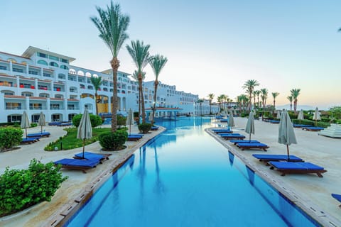 5 outdoor pools, sun loungers