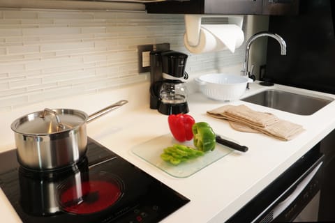 Full-size fridge, microwave, oven, stovetop