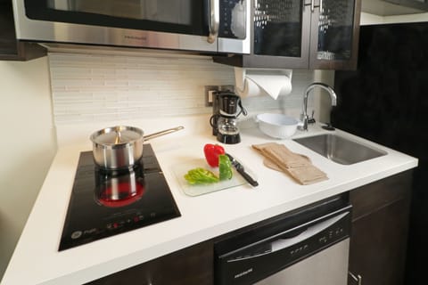 Full-size fridge, microwave, oven, stovetop