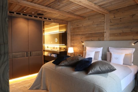 Family Suite, Balcony, Mountain View, Fireplace | 1 bedroom, premium bedding, free minibar, in-room safe